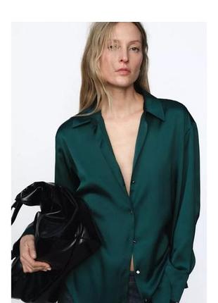 Атласная зеленая рубашка zara