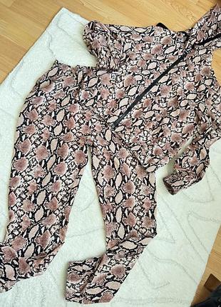 Тоненький легкий костюм змеиный принт