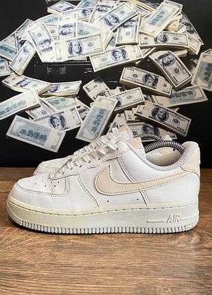 Кросівки nike air force, жіночі, мають білй колір, розмір 37,5 , розмір устілки 23,5 сантиметрів.