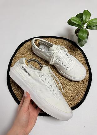 Білі кеди adidas
