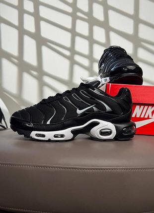 Nike air max plus black white
