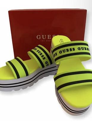 Платформні шльопанці (сандалі) від американського бренду guess, виготовлені в яскравому неоново-жовтому (салатовому) кольорі