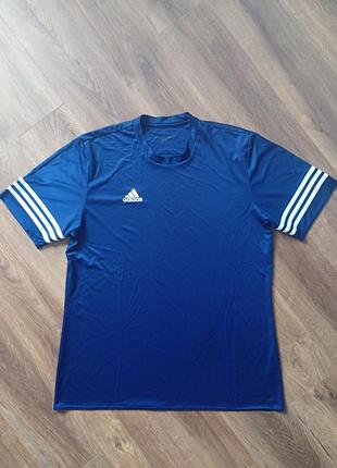 Брендова футболка adidas.
