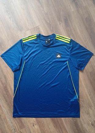 Брендова футболка adidas.