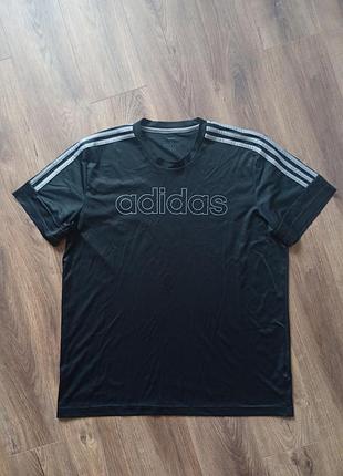 Брендова футболка adidas.