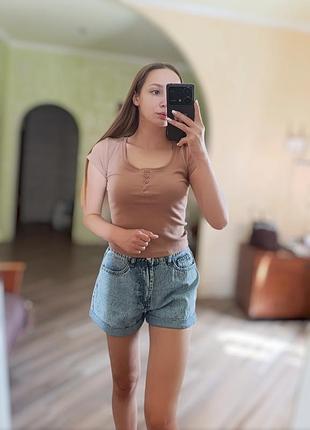 Топ з гудзиками