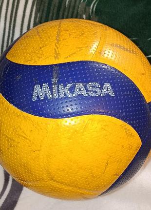 Продаю оригінальний волейбольний м’яч mikasa 
 придатний до гри 
 виготовлений з  
 високоякісної синтетичної шкіри