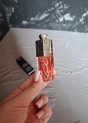 В наличии абсолютный хит – addict lip glow oil в самом сочном оттенке 041 peachy juicy.