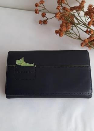 Оригинальный кожаный кошелек radley в классическом черном цвете с фирменным акцентом в виде собачки.