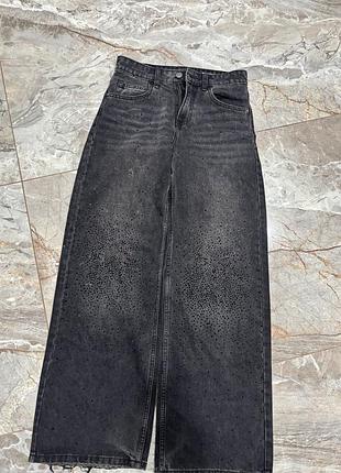 Широкие женские джинсы bershka черного/графитового цвета со стразами на коленях