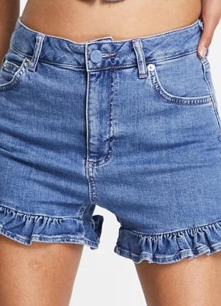 Джинсовые шорты с оборками рюшами от бренда topshop