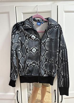 Жіноча олімпійка adidas originals firebird з чорно-сірим принтом під зміїну шкіру та фірмовими смужками на рукавах