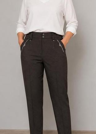 Жіночі  класичні брюки у дрібну клітинку  темно-коричневому кольору 52 розміру.