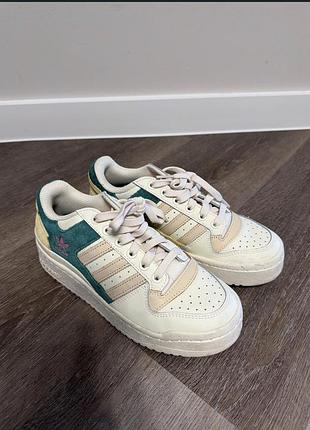 Снікерси жіночі adidas forum low білі із зеленими вставками