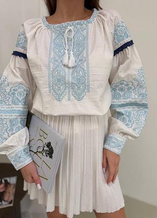 Красива сучасна вишиванка з бездоганною вишивкою