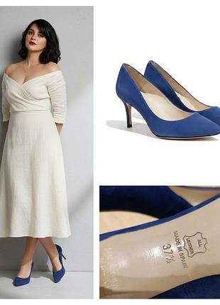 Элегантные синие замшевые туфли-лодочки от бренда russell &amp; bromley с заостренным мыском и изящным каблуком. размер 37.5