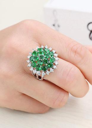 Сияющая кольца-кластер с зелеными кристаллами и кубическим цирконом (р.6 / 16.5)