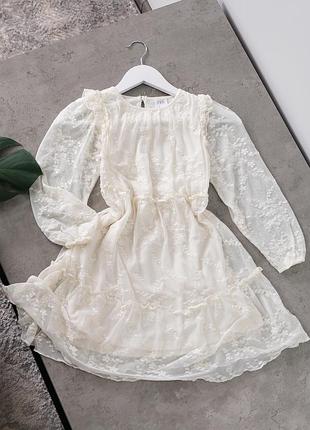 Красивое платье с вышивкой zara