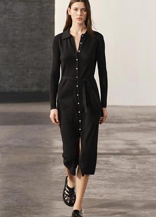 Черное женское платье zara в рубчик на пуговицах с пояском