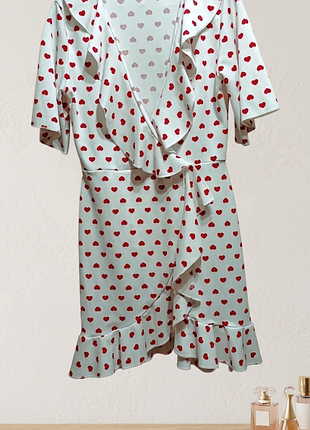 Сукня в сердечка prettylittlething
розмір:   44–46