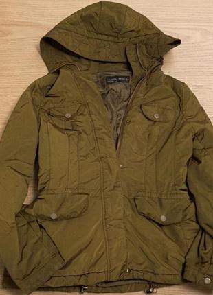 Жіноча демісезонна куртка zara кольору хакі (оливковий)класичний фасон- легка  повсякденна  парка - вітровка з капюшоном.