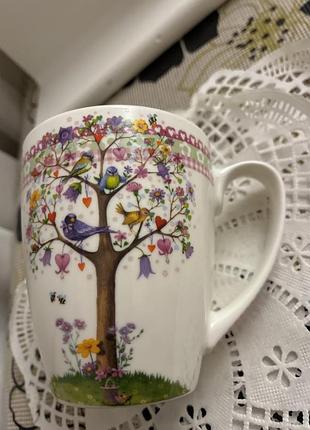 Порцелянова кружка виготовлена німецькою компанією paperproducts design (ppd), яка спеціалізується на створенні барвистих та креативних колекцій