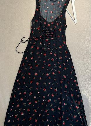 Сукня stradivarius у квіточки чорна міді s-m