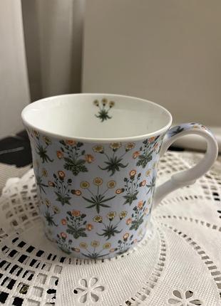 Кухоль william morris daisy від бренду v&a (victoria and albert museum). він виготовлений з витонченої кістяної порцеляни