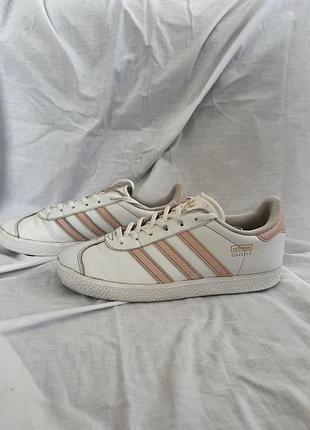 Кросівки adidas gazelle із ніжними рожевими смужками
