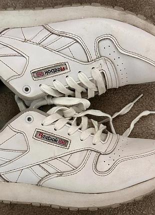 Белые кроссовки reebok