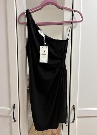 Чорна асиметрична сукня від bershka має одне відкрите плече та стильну драпіровану куліску з боків