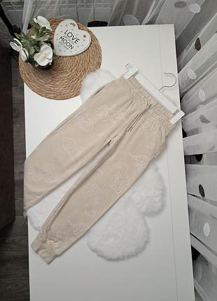Бежевые спортивные штаны с легким начесом в динозаврах от primark 5-6 лет (110-116)