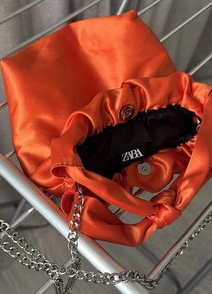 Клатч zara насиченого помаранчевого кольору із сатиновим ефектом. має ручку та довгий ланцюжок — можна носити в руці або через плече. розмір єдиний.
