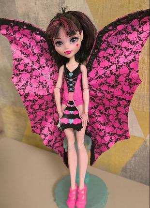 Monster high (монстр хай) із серії «трансформація у кажана» — ульотна дракулаура (ghoul-to-bat transformation draculaura
