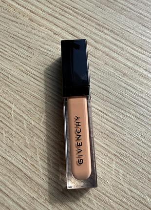 Givenchy консилер