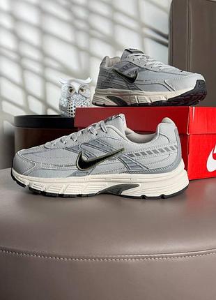 Nike initiator light grey beige
