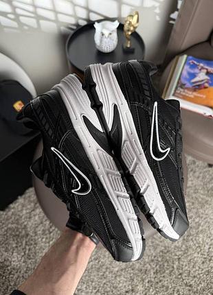 Nike initiator black white 3