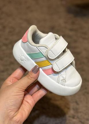Оригінальні дитячі кросівки adidas 21 розмір (13см) на дівчинку б/в