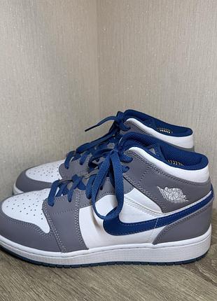 Кроссовки nike air jordan 1 mid true blue grey cement gs