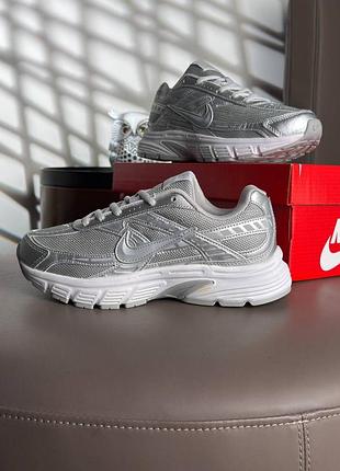 Nike initiator silver white