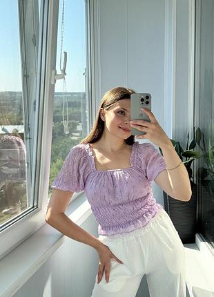 Бузковий вкорочений топ з вишивкою