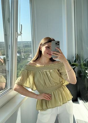 Повітряна оливкова блуза на плечі
