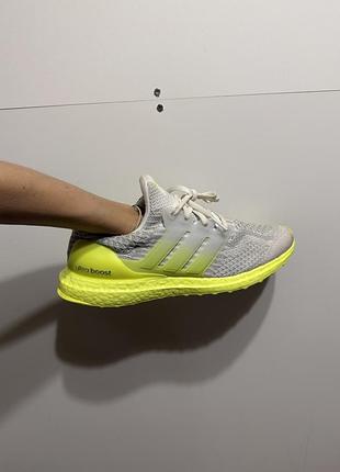 Спортивные кроссовки