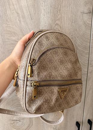 Оригінальний рюкзак guess. бежевого кольору. без дефектів.