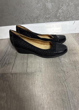 Шкіряні туфлі на танкетці pavers , 38р