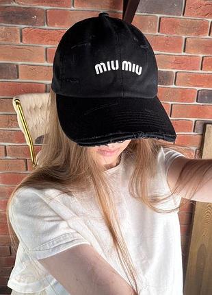 Жіноча кепка miu miu чорний є