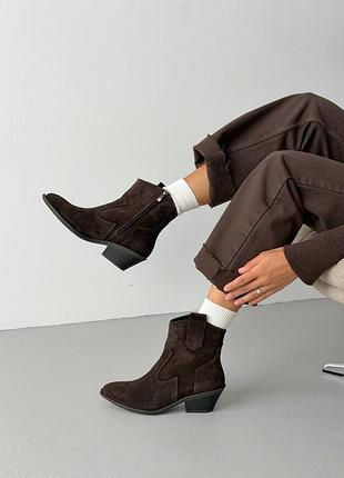 Козаки женские коричневые замша / замшевые казаки шоколадного цвета на каблуке / демисезонные казаки шоколад