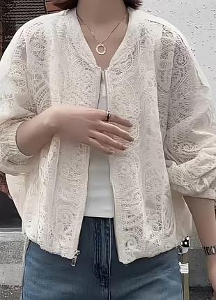 Жіночий мереживний бомбер s, m, l oversize на блискавці бежевий легкий жакет