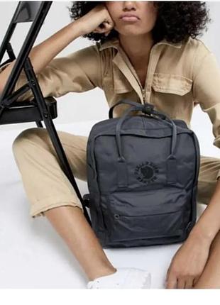 Рюкзак fjällräven re-kånken в расцветке dark olive (или brown), выполненный из переработанного полиэстера с вышитым монохромным логотипом