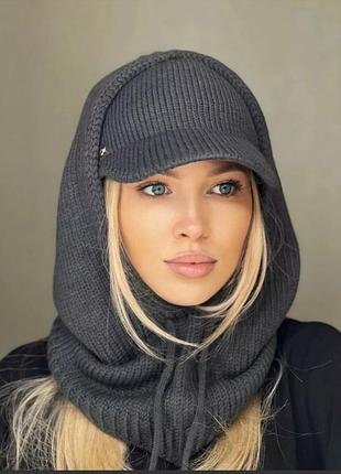 Набор зимний вязаный капор с козырьком и митенками.